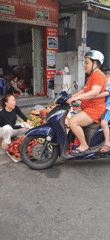 Street Market Vendors Display Fresh Produce in Đà Nẵng