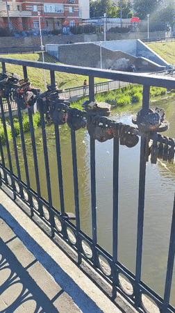 Sunny afternoon stroll documented in Shchyolkovo riverside park