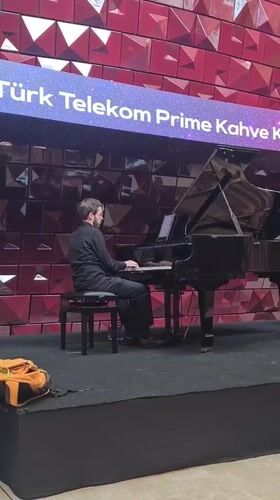 Piano performance captured on stage in Istanbul's Beyoğlu district
