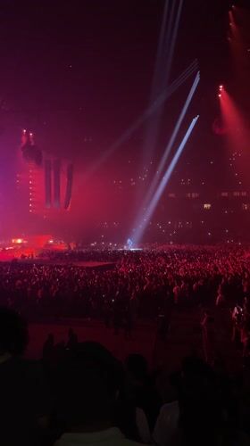 Major concert draws massive crowds to Nanterre arena