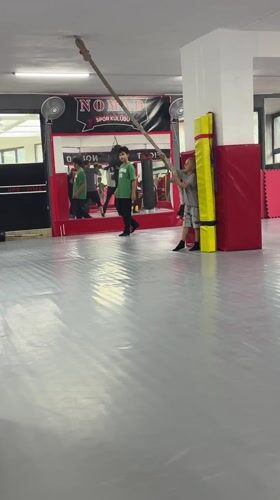 Boy falls during rope climbing exercise at Turkish gym