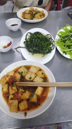 Tourist captures daily life scenes in Vietnamese coastal ward