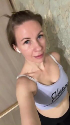 Woman records workout selfie on treadmill in Tolyatti gym