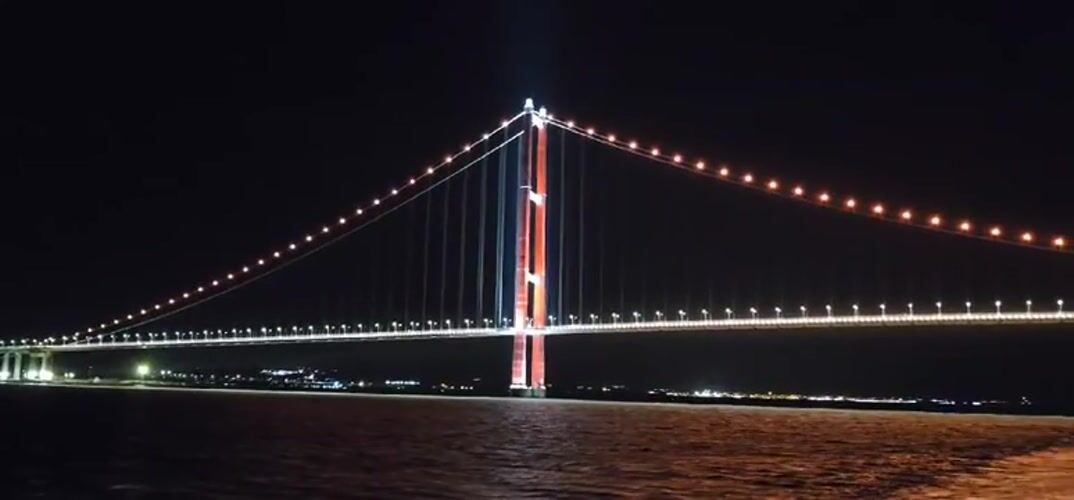 1915 Çanakkale Bridge glowing over the Dardanelles at night