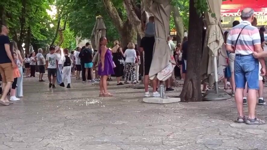 Traditional folk performances draw crowds to Trebinje's central square