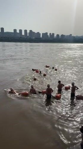 Morning swimmers, families gather along Jiangjin riverfront