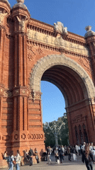Afternoon pedestrian activity recorded near Barcelona's Arc de Triomf