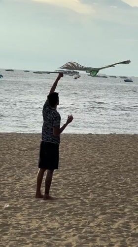 Beach day in Pattaya: kites, banana boats, and the waterfront strip