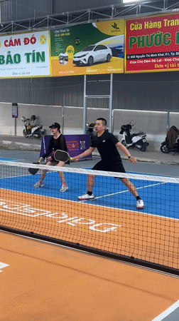 Early morning pickleball sessions documented at Da Lat sports facility