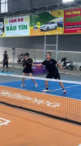 Early morning pickleball sessions documented at Da Lat sports facility