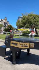 Street piano performances draw crowds in Barcelona square