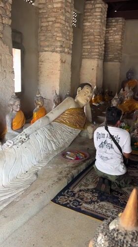 Morning prayers at Thai Buddhist temple captured by witness