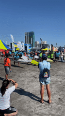 Beach event with paddle boards draws crowds in Iquique