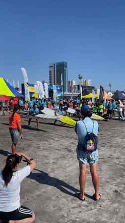 Beach event with paddle boards draws crowds in Iquique