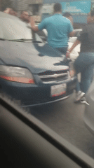 Street tension captured involving multiple people, two cars in Valencia
