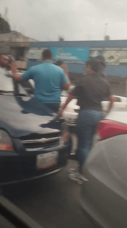 Street tension captured involving multiple people, two cars in Valencia