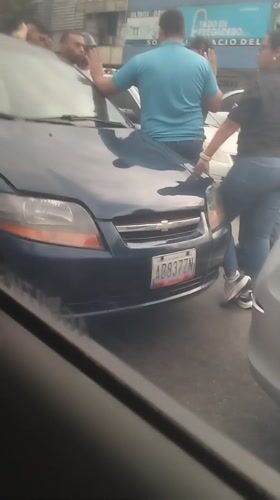 Street tension captured involving multiple people, two cars in Valencia