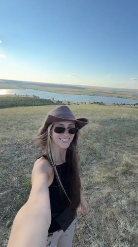 Hilltop stop by the Volga in Gornyi Balyklei, sunny afternoon