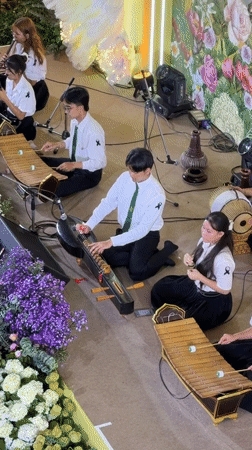 Traditional Thai ensemble performs near CentralWorld, Bangkok