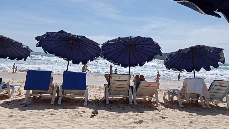 Karon Beach morning: red flag flying, crowds settling in