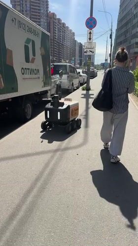 Delivery robot spotted on Russian street