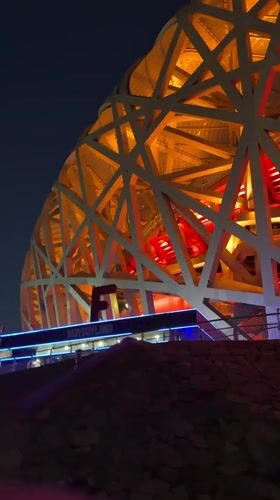Night tour captures illuminated Beijing Olympic Park landmarks