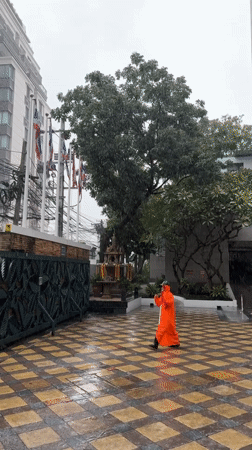Traffic direction during overnight rain in Bangkok