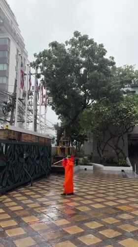 Traffic direction during overnight rain in Bangkok