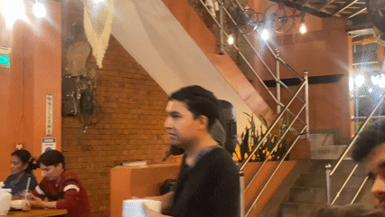 Late-night violin performance entertains diners at Guayaquil restaurant
