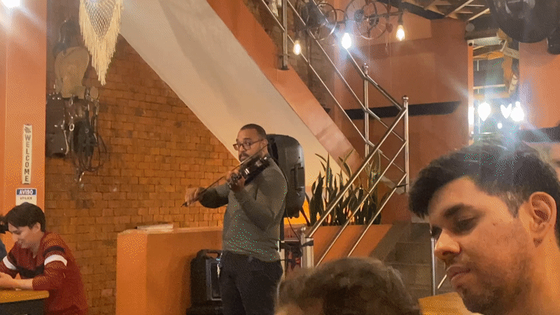 Late-night violin performance entertains diners at Guayaquil restaurant