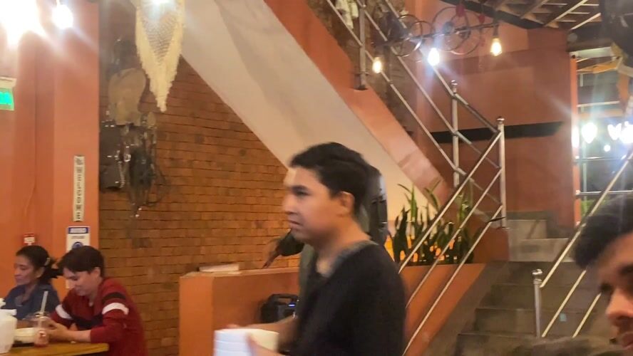 Late-night violin performance entertains diners at Guayaquil restaurant