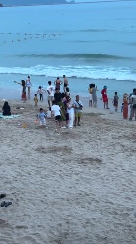 Beach afternoon rolls into beers at a bar in Jiyang
