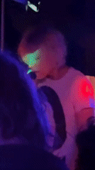 Live acoustic performance draws crowd to Paris nightclub venue