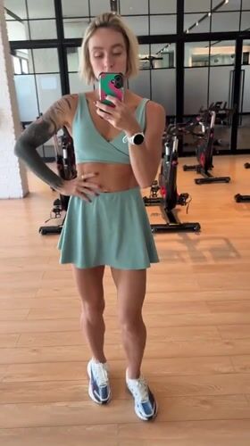 Woman takes gym selfies at Thailand fitness center