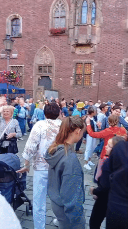 Live rock set draws dancing crowd to Wrocław plaza