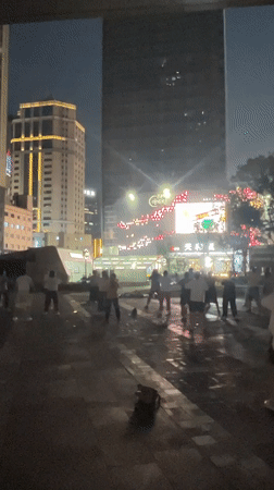 Group fitness dance session draws crowds in Liangjiang plaza