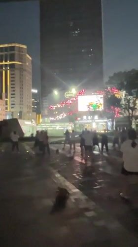 Group fitness dance session draws crowds in Liangjiang plaza