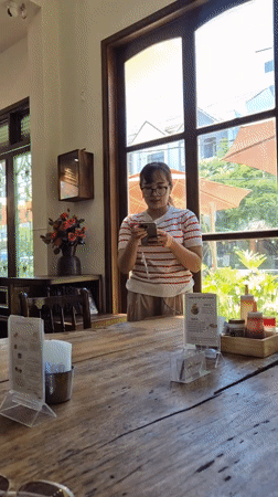 Casual cafe hangout in Đà Nẵng on a sunny morning