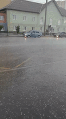 Heavy downpour floods Saransk streets as cars push through