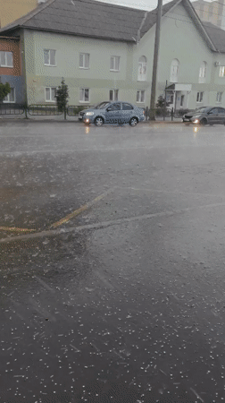 Heavy downpour floods Saransk streets as cars push through