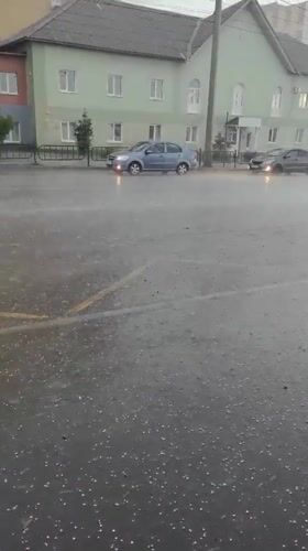 Heavy downpour floods Saransk streets as cars push through