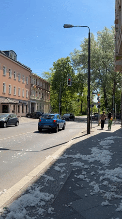 Traffic flows through Berlin intersection as light turns green