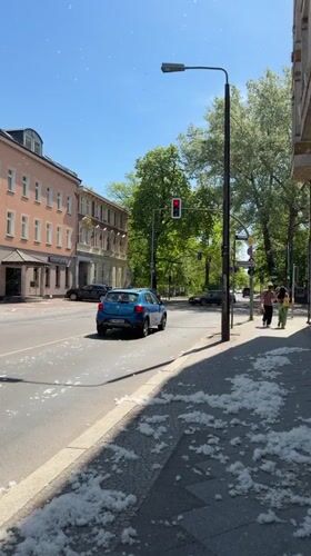 Traffic flows through Berlin intersection as light turns green