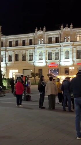 Evening street performance draws crowds in Kislovodsk square