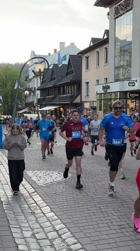 Running race held in Zakopane amid carnival attractions