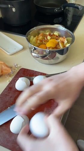 Spanish Tortilla Preparation Documented in Villaviciosa Kitchen