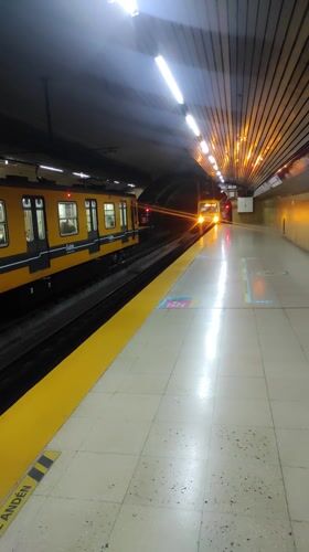 Evening commute and park scenes documented in Buenos Aires