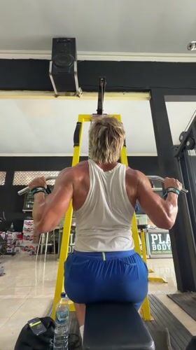 Lat pulldown session at a Talkandang gym