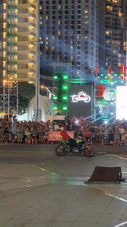 Motorcycle stunt show draws crowds at Castrol Superbike Fest Vietnam