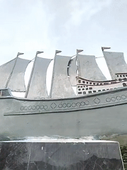 Tourist documents Lhokseumawe's cultural heritage sites and traditional artifacts